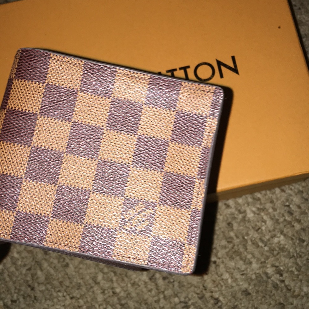 LV—- LOUIS VUITTON wallet